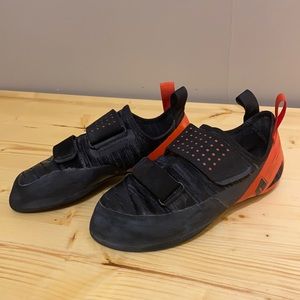 Great condition mens black diamond climbing shoes size 42